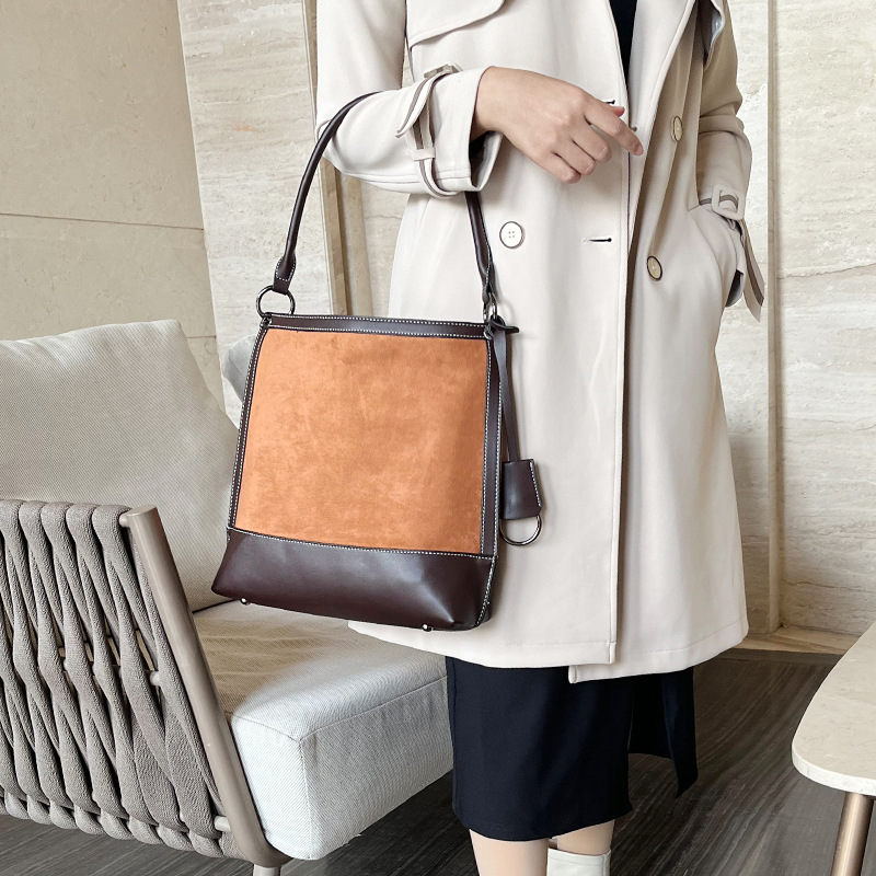 Customized high-capacity high-end retro handbag with patchwork design, versatile frosted shoulder bag for women