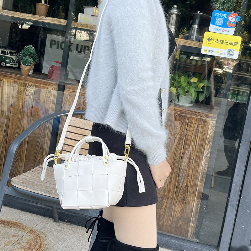 Customized foreign trade women's handbags by manufacturers, internet red envelopes, niche designs, fashionable handbags, woven vegetable baskets, single shoulder bags